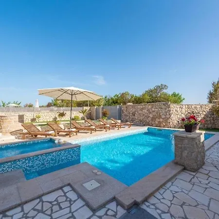 -pool With Whirpool And Waterfall Near Sandy - By Traveler Tourist Agency Krk Id 2174 *